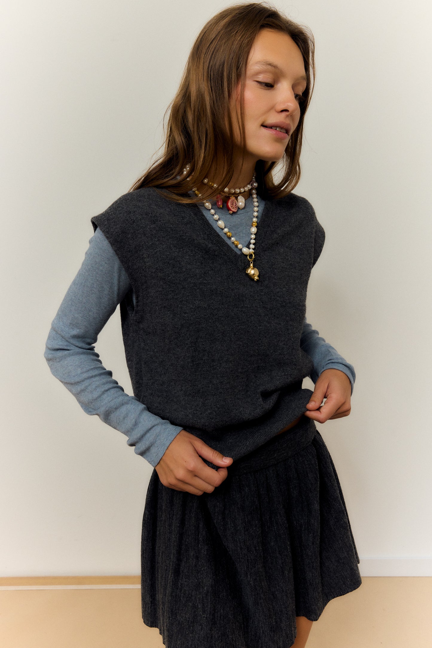 GARGANTILLA GRANADA, NECKLACE WITH MAGNETIC CHAIN ​​AND PIECE OF CERAMIC IN THE SHAPE OF A GRENADE