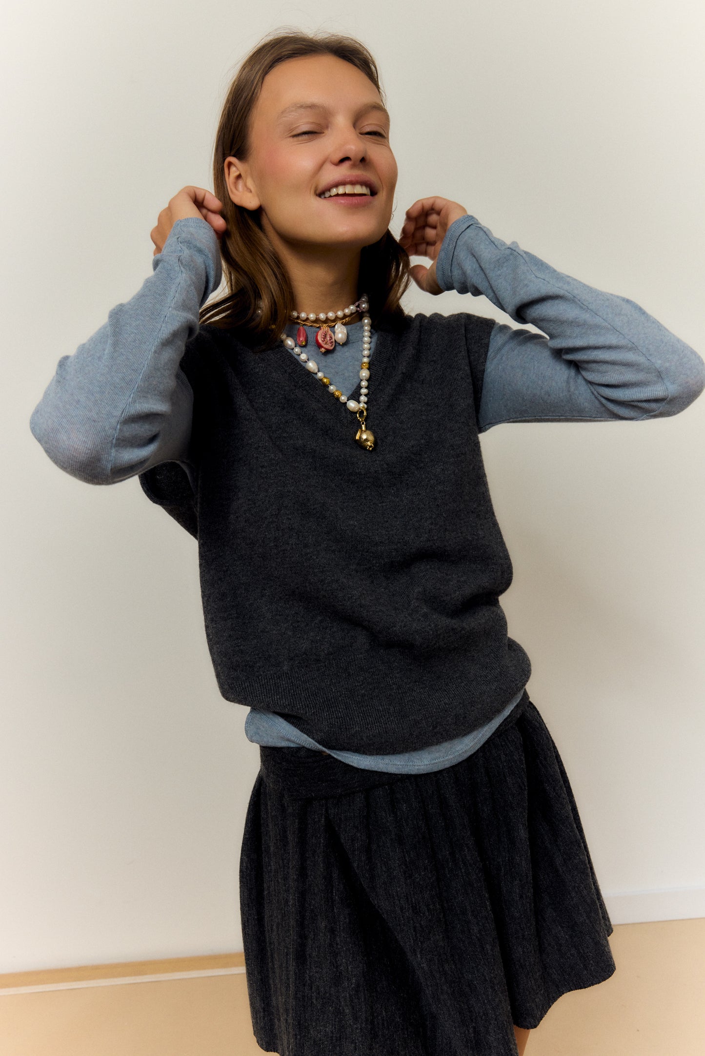 GARGANTILLA GRANADA, NECKLACE WITH MAGNETIC CHAIN ​​AND PIECE OF CERAMIC IN THE SHAPE OF A GRENADE