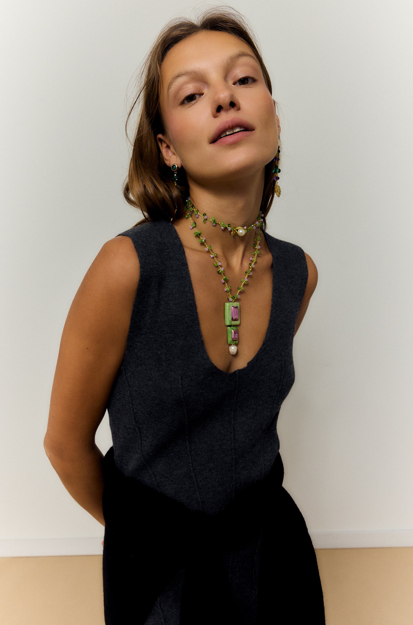 GEMA AURORA, COLLAR CON PIEZA DE CERÁMICA EN FORMA DE GEMAS VERDE Y LILA