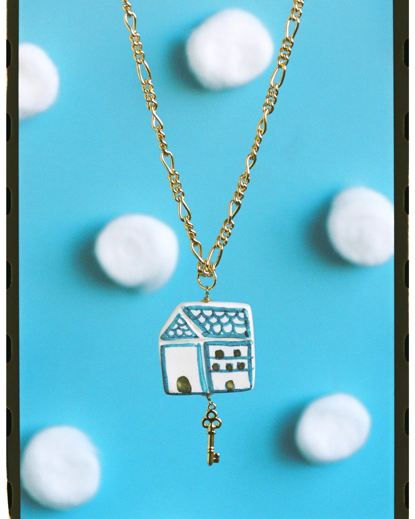 CASITA AZUL, GOLD CHAIN ​​NECKLACE WITH A WHITE HOUSE IN BLUE TONES