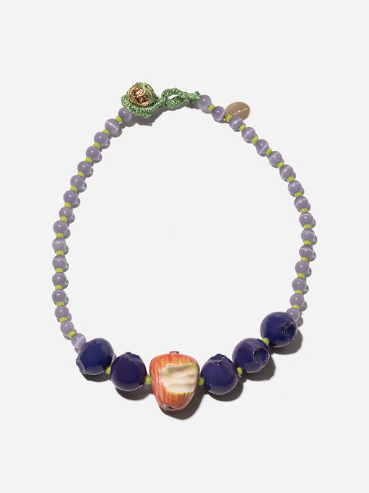 FUJI LILA,  COLLAR DE PIEDRAS LILAS CON MANZANA MORDIDA DE CERÁMICA Y ARÁNDANOS