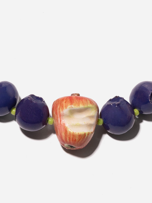 FUJI LILA,  COLLAR DE PIEDRAS LILAS CON MANZANA MORDIDA DE CERÁMICA Y ARÁNDANOS