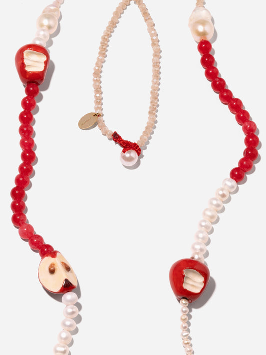 RED DELICIUS, COLLAR DE PERLAS Y PIEDRAS ROJAS CON MANZANA ROJA