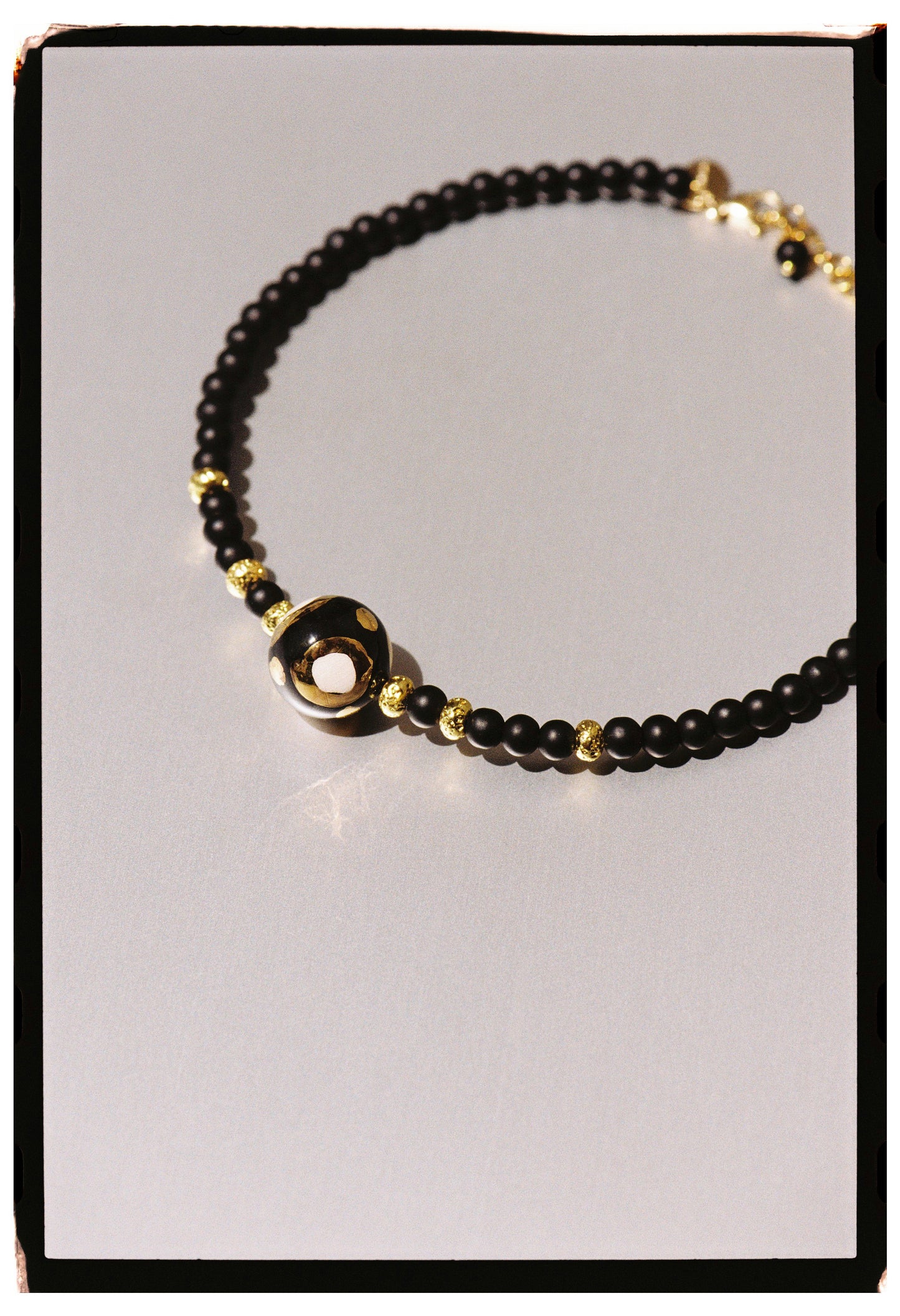 BOLAS NEGRAS CHOCKER