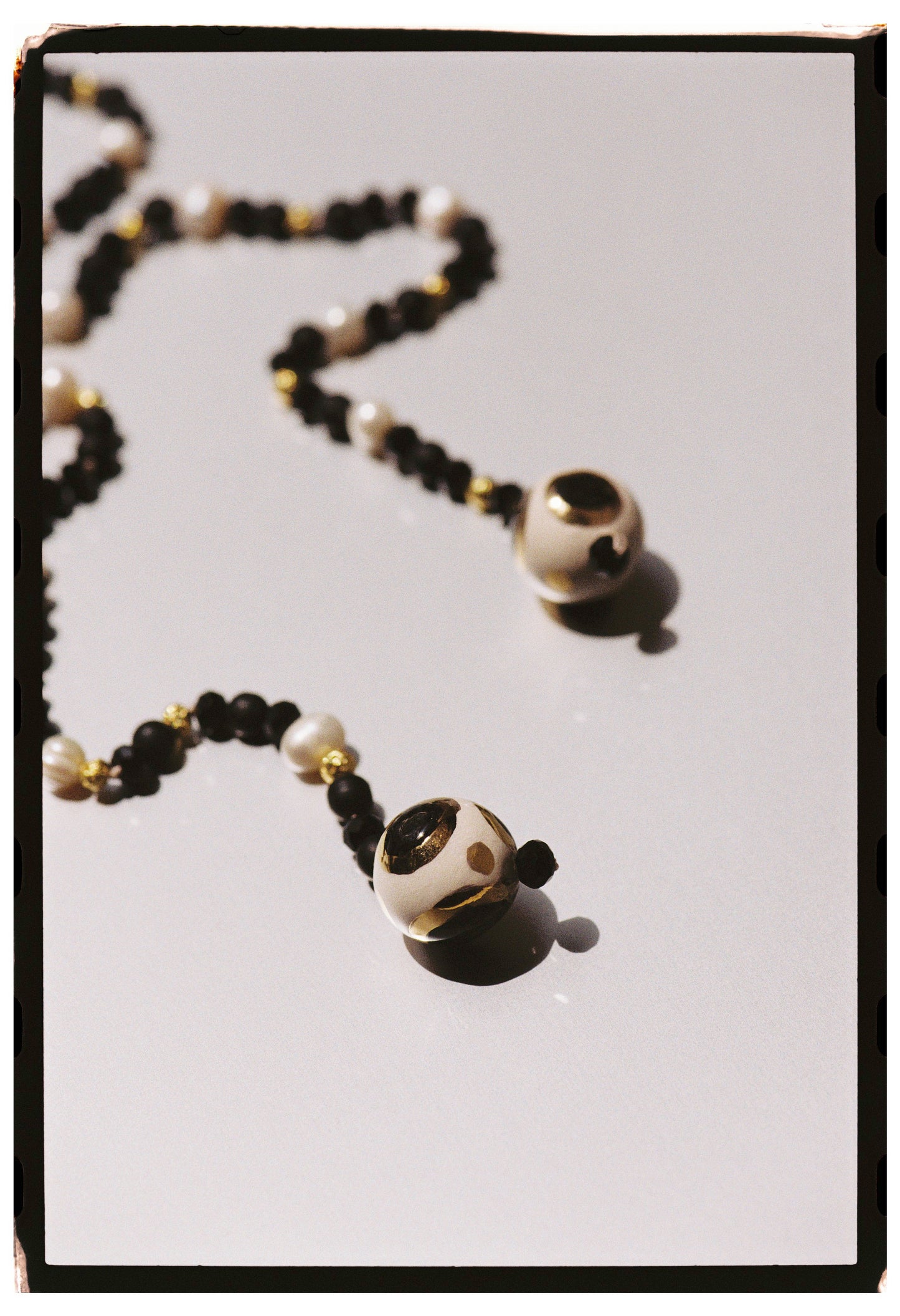 BOLAS NEGRAS NECKLACE