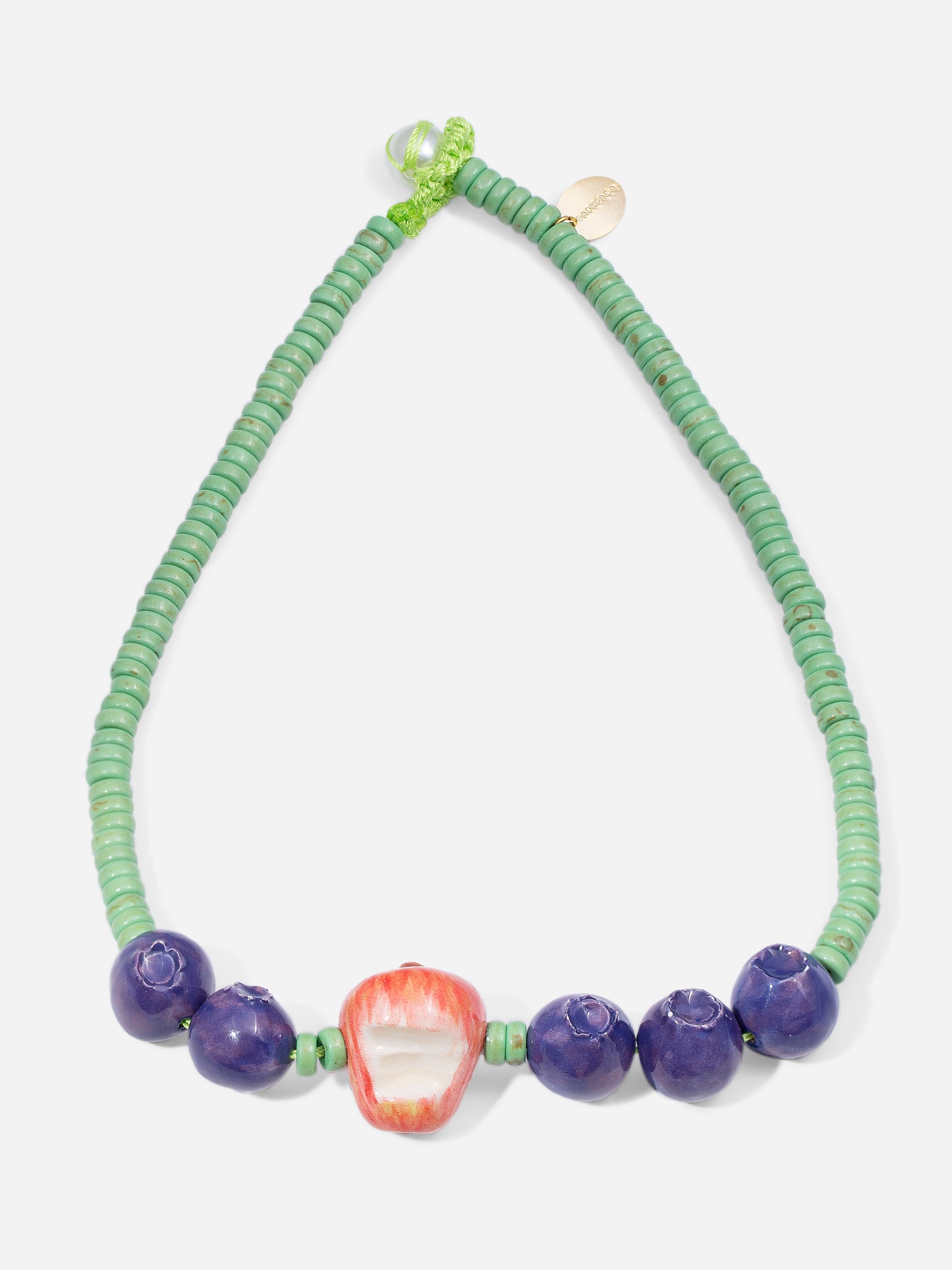 FUJI, COLLAR DE PIEDRAS VERDES CON MANZANA MORDIDA DE CERÁMICA Y ARÁNDANOS