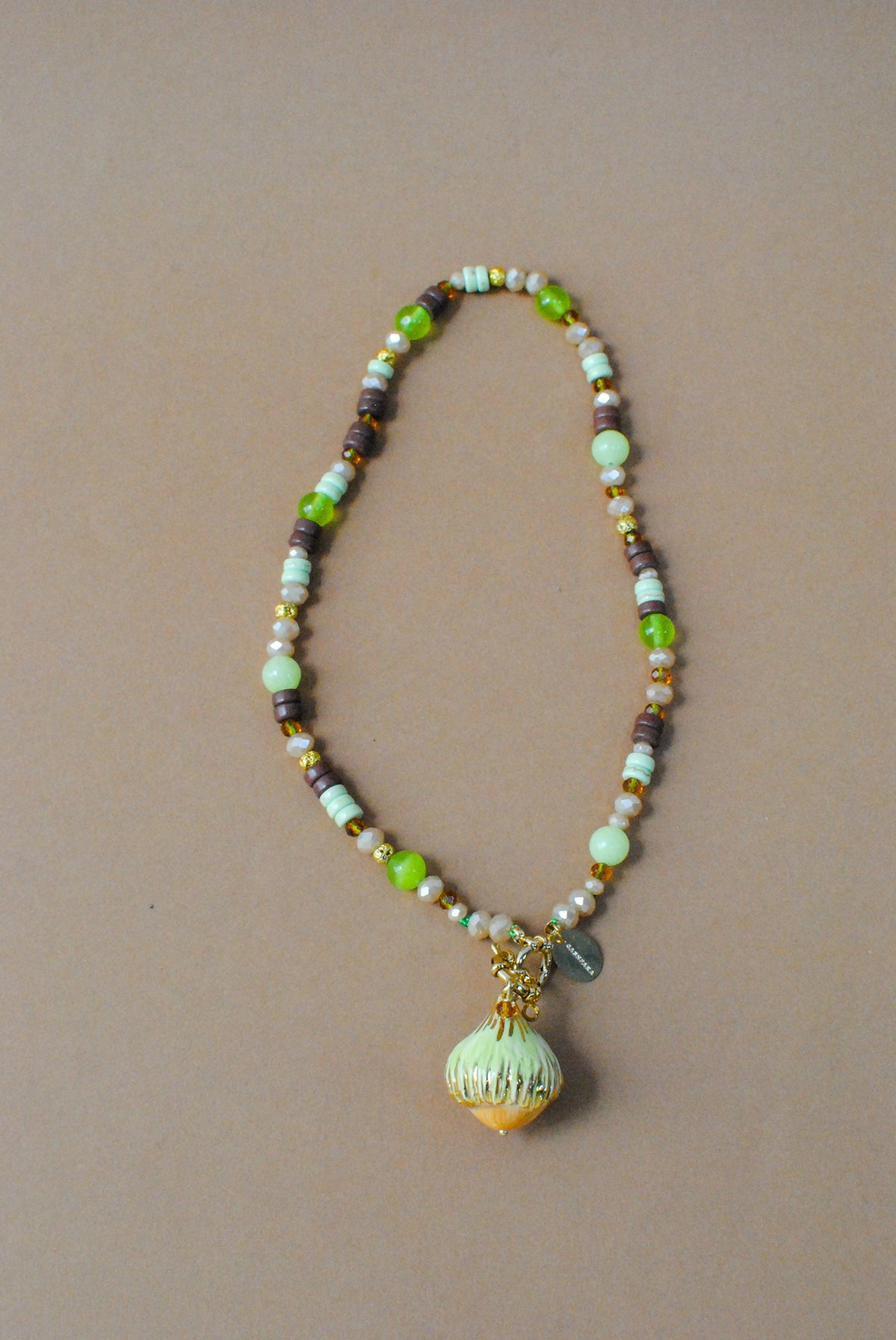 AVELLANA, COLLAR CORTO CON PEDRERÍA Y AVELLANA DE CERÁMICA