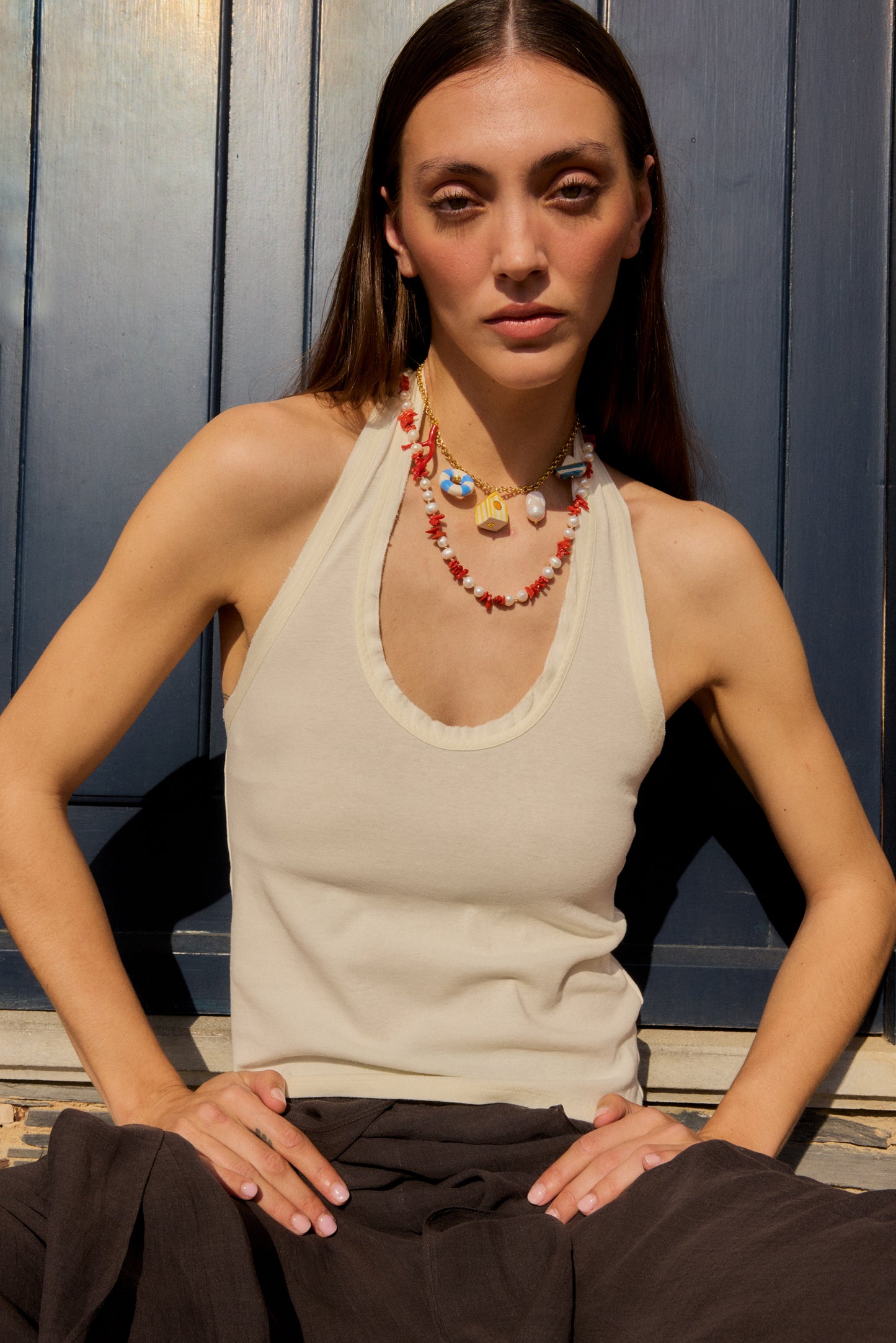 PLAYA, COLLAR CORTO CON CADENA DORADA Y CHARMS MARINOS DE CERÁMICA