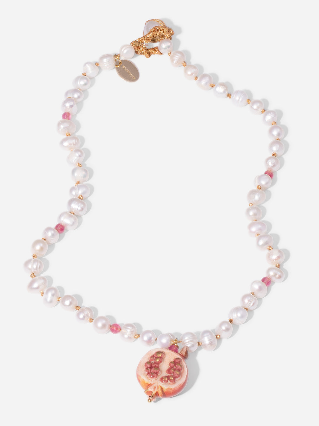 MEDIA GRANADA, SHORT PEARL NECKLACE WITH A PIECE OF CERAMIC IN THE SHAPE OF A HALF POMEGRANATE