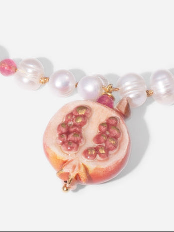 MEDIA GRANADA, SHORT PEARL NECKLACE WITH A PIECE OF CERAMIC IN THE SHAPE OF A HALF POMEGRANATE