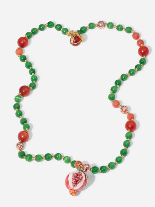 GRANADA ABIERTA, COLLAR LARGO DE CUENTAS VERDE Y ROJO CON PIEZA DE CERÁMICA EN FORMA DE GRANADA