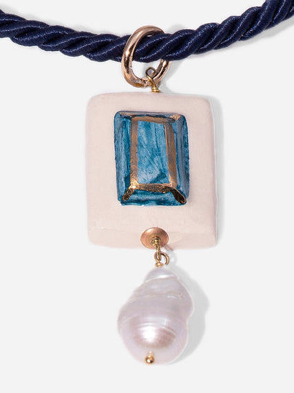 GEMA MARINERO, COLLAR DE CORDÓN CON PIEZA DE CERÁMICA RECTANGULAR