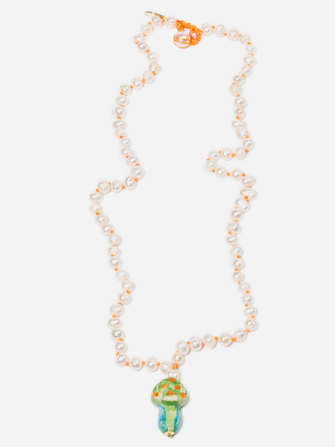 FUNGHI VERDE, LONG PEARL NECKLACE WITH MUSHROOM-SHAPED CERAMICS IN GREEN