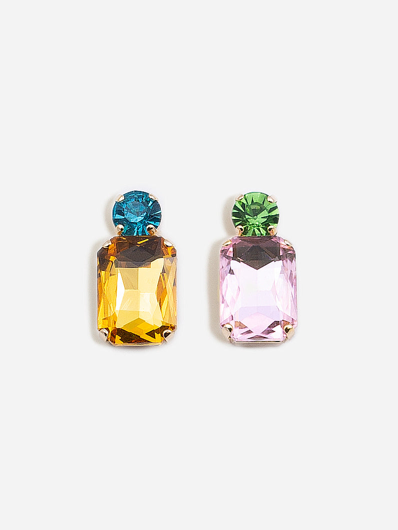 Pendientes pequeños con cristales rectangulares en rosa y dorado, combinados con piedras redondas en azul y verde. 