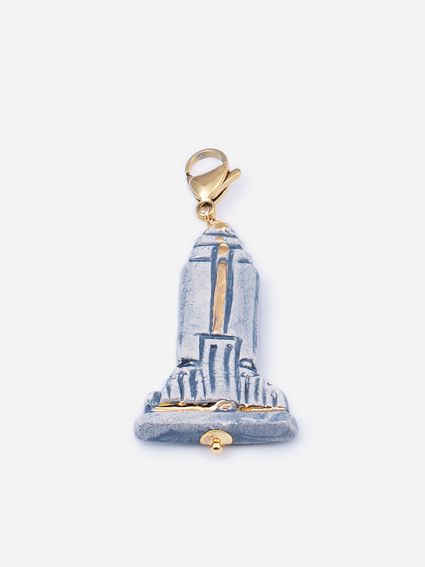 Charm empire state sobre fondo blanco