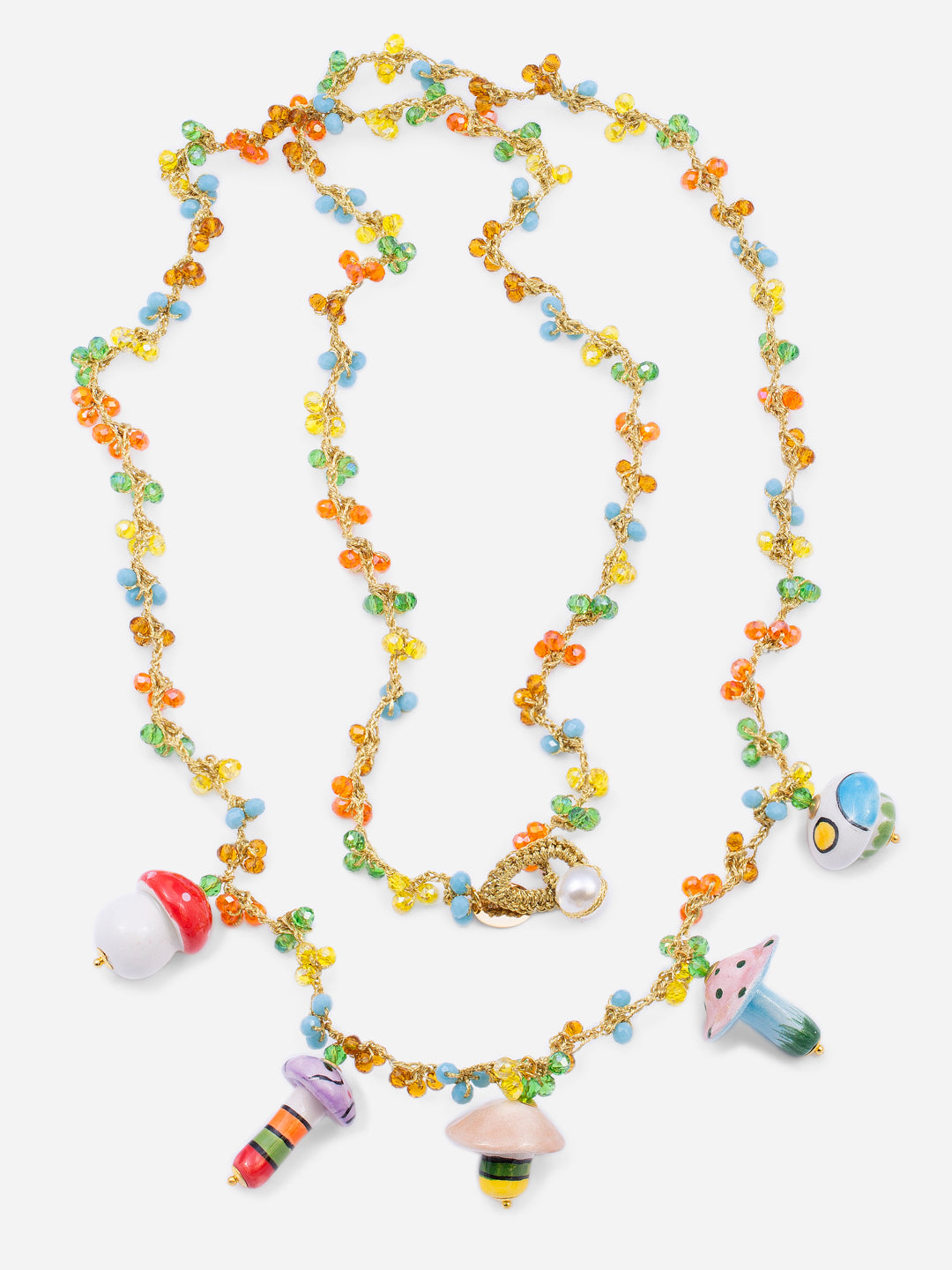 Collar largo con cuentas multicolor y colgantes de setas de cerámica pintadas a mano. Diseño artesanal colorido de Cashfana.

