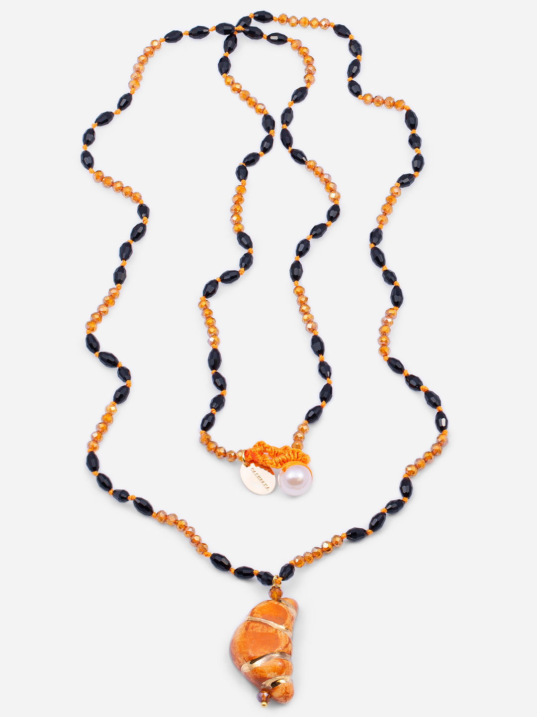 Collar croissant sobre fondo blanco