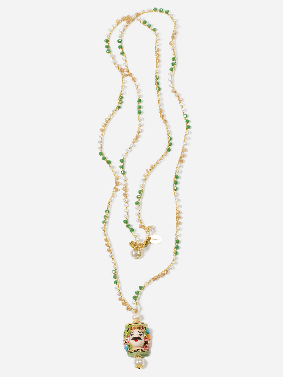 Collar largo doble con cuentas verde oliva, detalles en dorado y colgante de cerámica de cabeza masculina siciliana pintada a mano.


