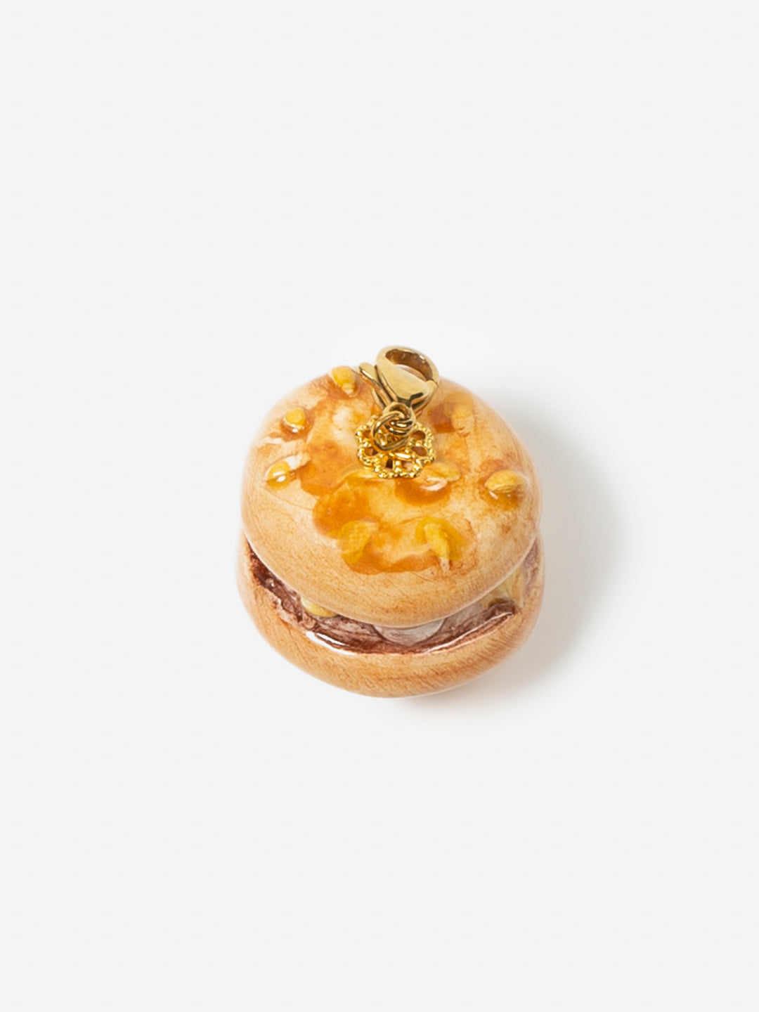 charm hamburguesa sobre fondo blanco