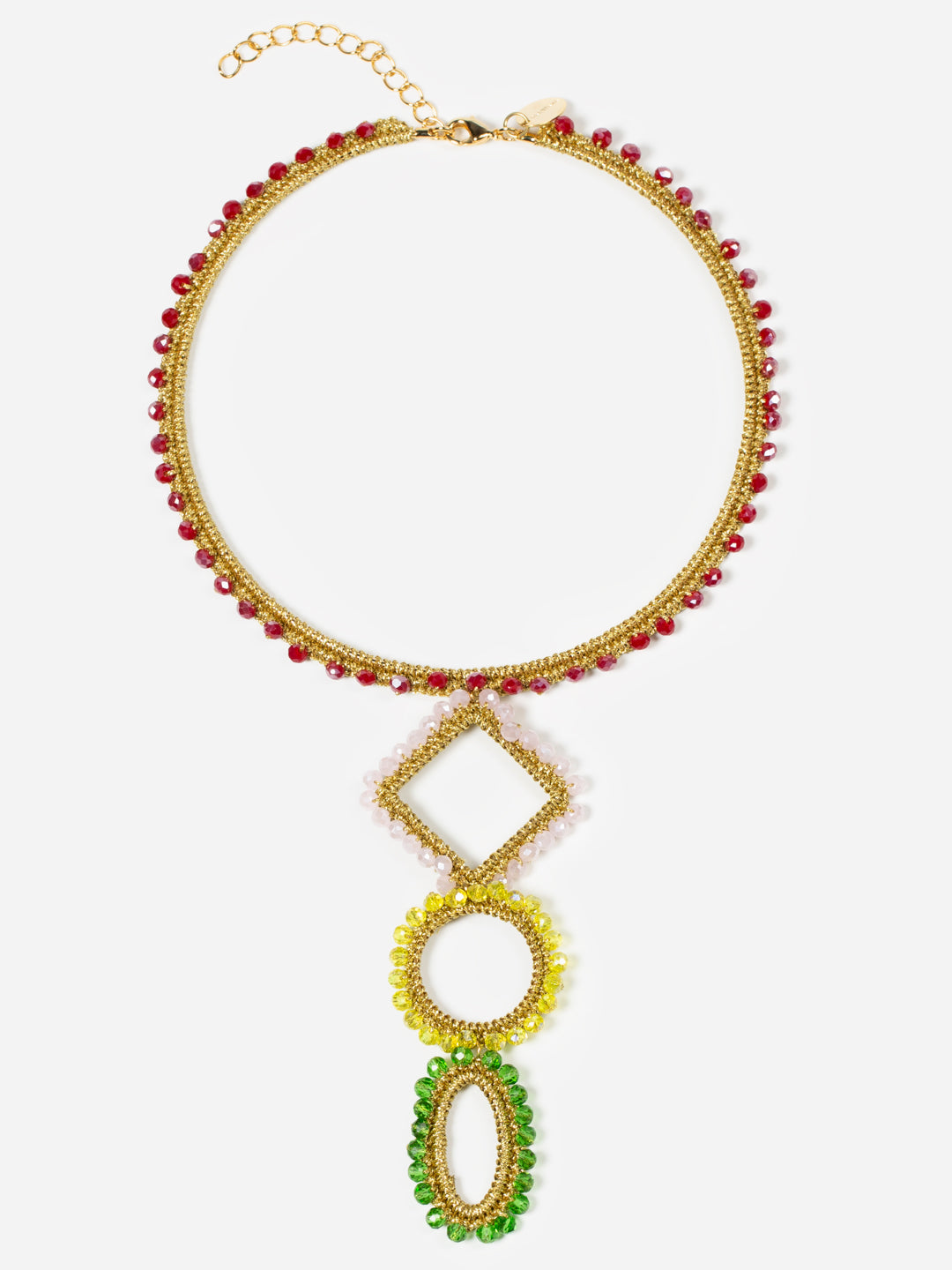 Chocker rígido adornado con hilo dorado con técnica de crochet, cuentas rojas brillantes alrededor del cuello y tres formas geométricas colgando: rombo, círculo y óvalo, con cuentas rosas, amarillas y verdes respectivamente. Collar sobre fondo blanco.