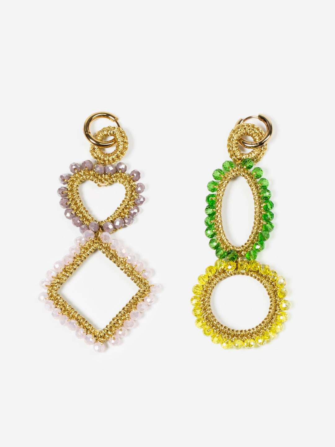 Pendientes geométricos asimétricos con cuentas de colores en forma de corazón, rombo, óvalo y círculo.

