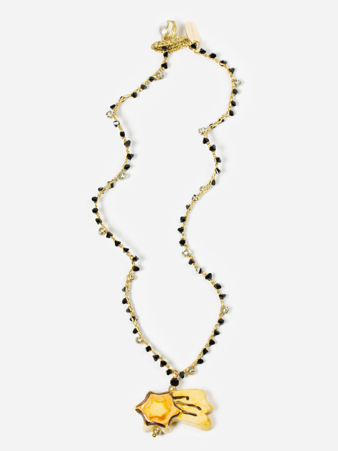 Collar estrella fugaz sobre fondo blanco