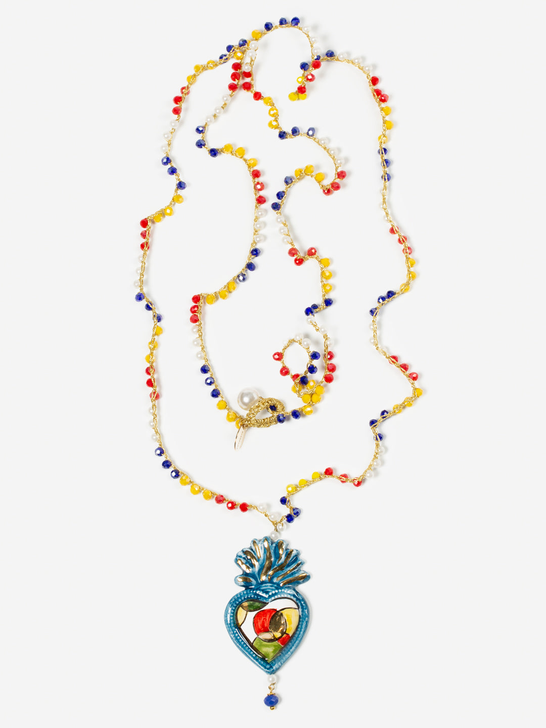 Collar largo con cuentas multicolores y colgante central de corazón azul en cerámica esmaltada con flama pintada a mano y detalles dorados. Cashfana.