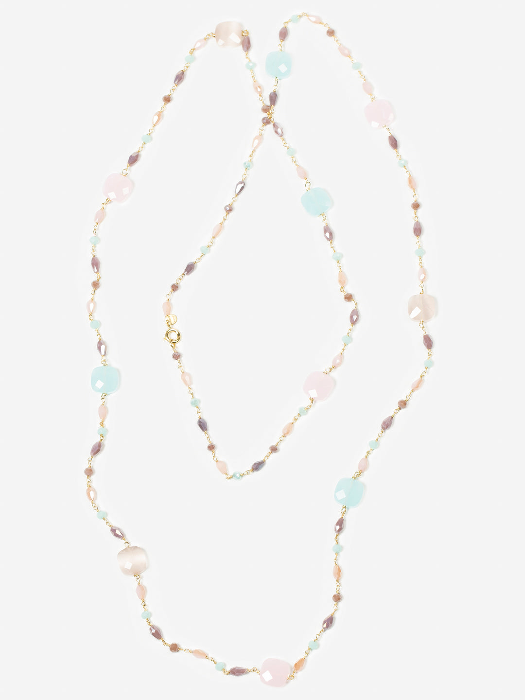 Collar nube sobre fondo blanco