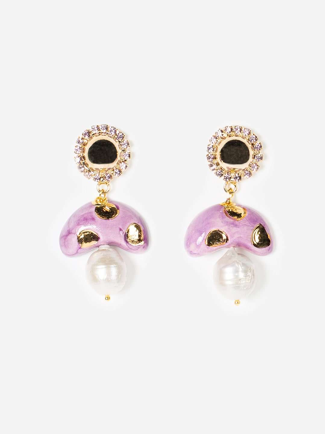 Pendientes con forma de setas lila con lunares dorados, cristales brillantes y perlas colgantes.