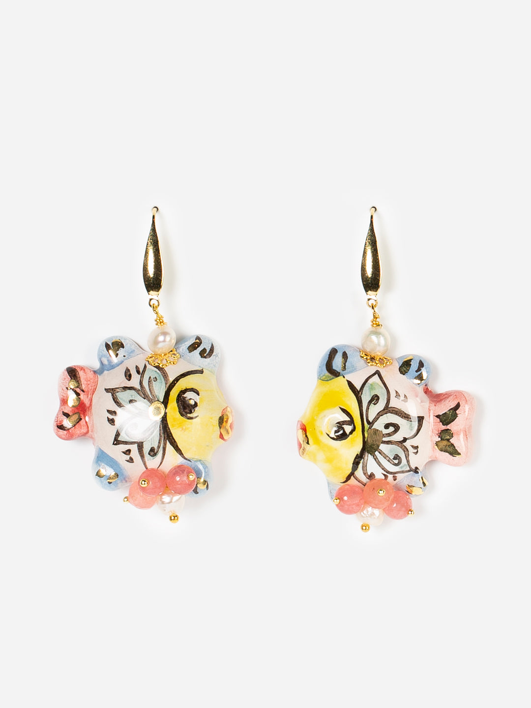 Pendientes artesanales en forma de pez, esmaltados a mano en tonos rosa, amarillo y azul con detalles florales.