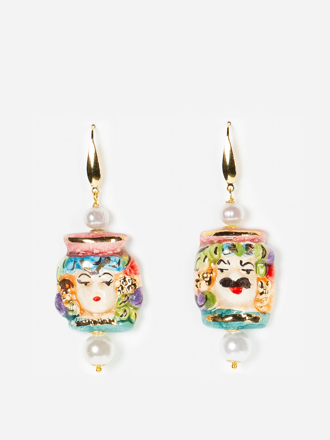 Pendientes esmaltados con bustos sicilianos masculino y femenino, detalles florales y perla colgante.

