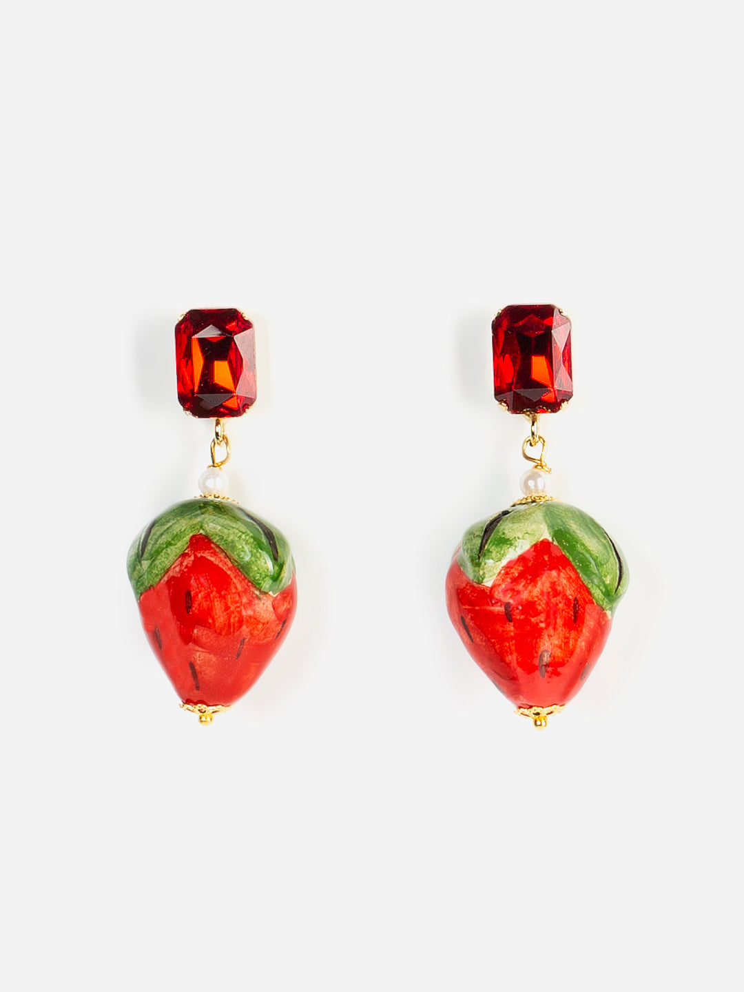 Pendientes con cristal rojo y colgante en forma de fresa de cerámica pintada a mano.

