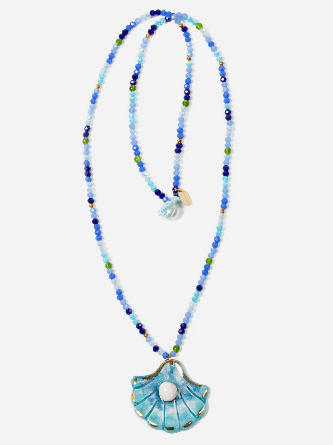 CONCHA PERLA, COLLAR LARGO DE CUENTAS AZULES Y CONCHA DE CERÁMICA CON UNA PERLA