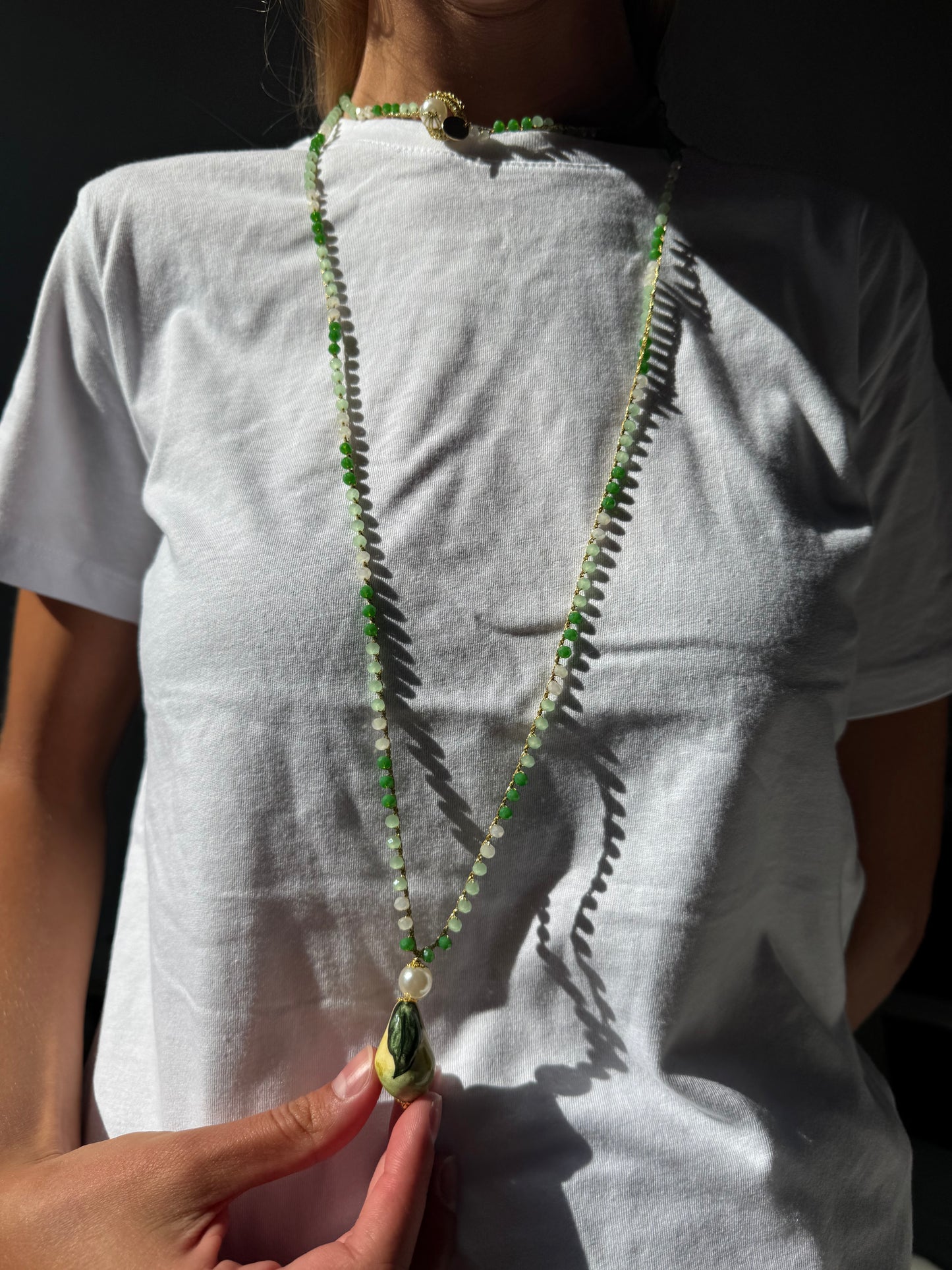 PERA, COLLAR LARGO CON HILO TRENZADO Y CERÁMICA VERDE