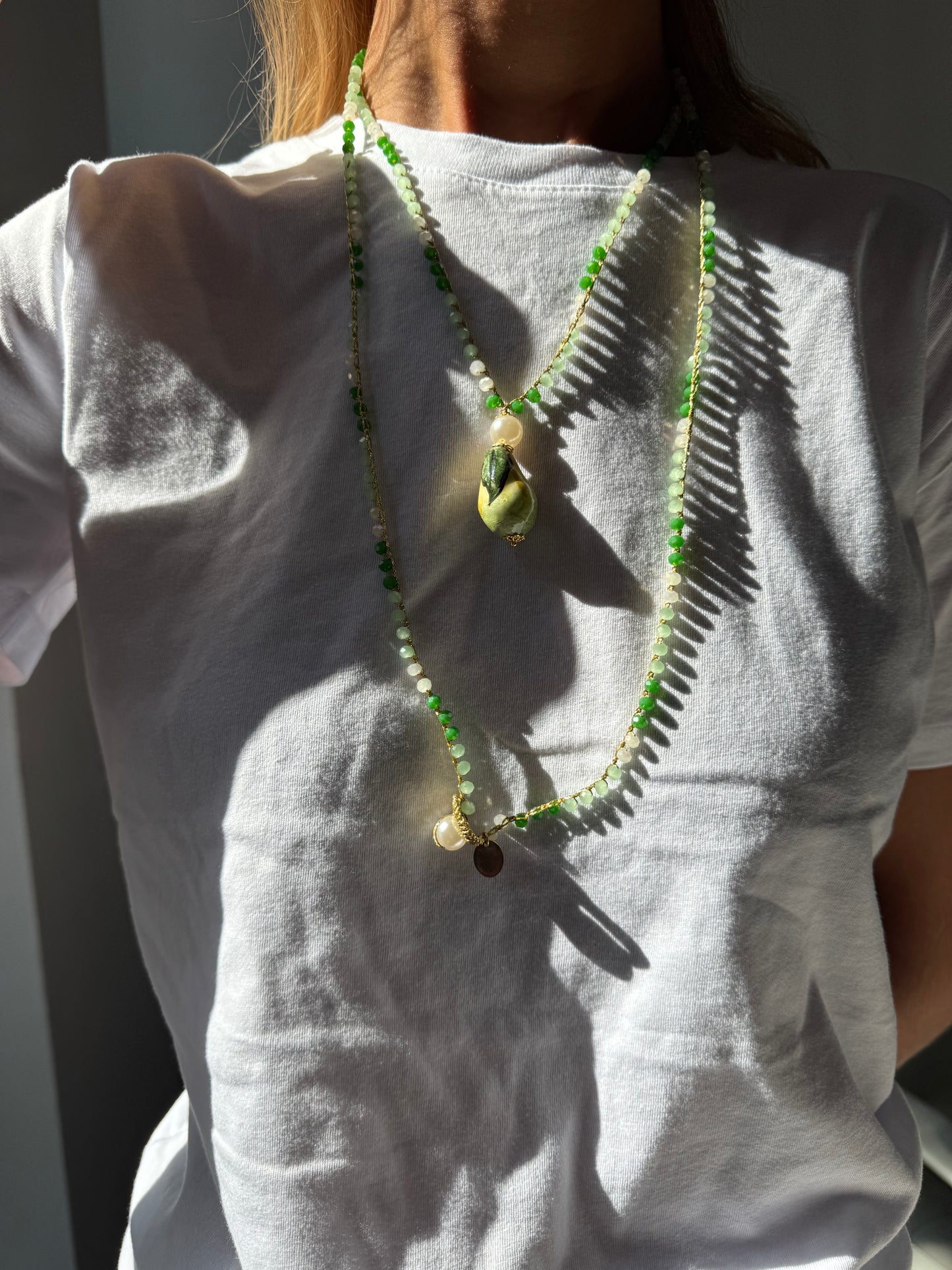 PERA, COLLAR LARGO CON HILO TRENZADO Y CERÁMICA VERDE