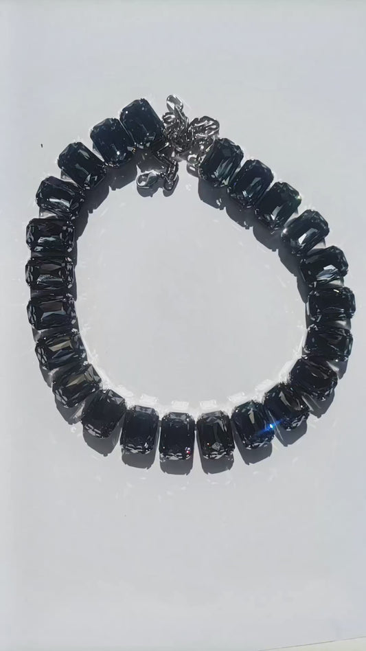 GRIEGO FUME, COLLAR CORTO DE CRISTALES EN COLOR GRIS OSCURO
