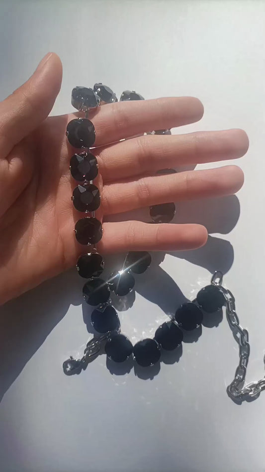 BABY NERO, COLLAR CORTO DE CRISTALES EN COLOR NEGRO