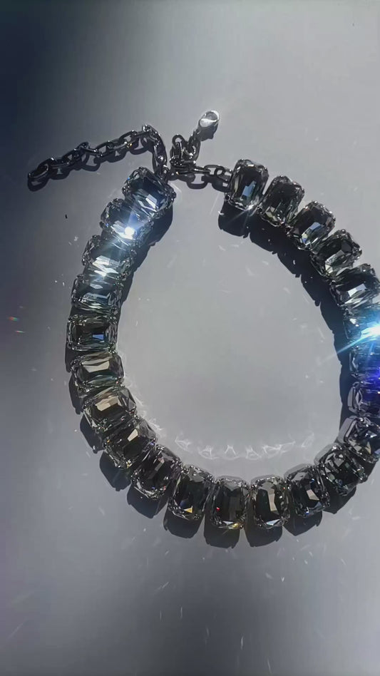 CRYSTAL, COLLAR CORTO DE CRISTALES EN COLOR GRIS