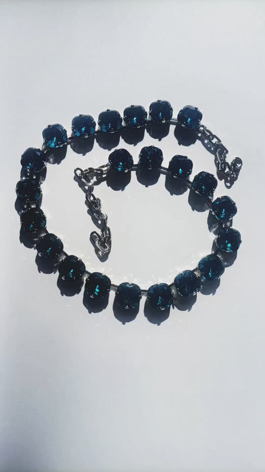 BABY BLUE SEA, COLLAR CORTO DE CRISTALES EN COLOR AZUL MARINO